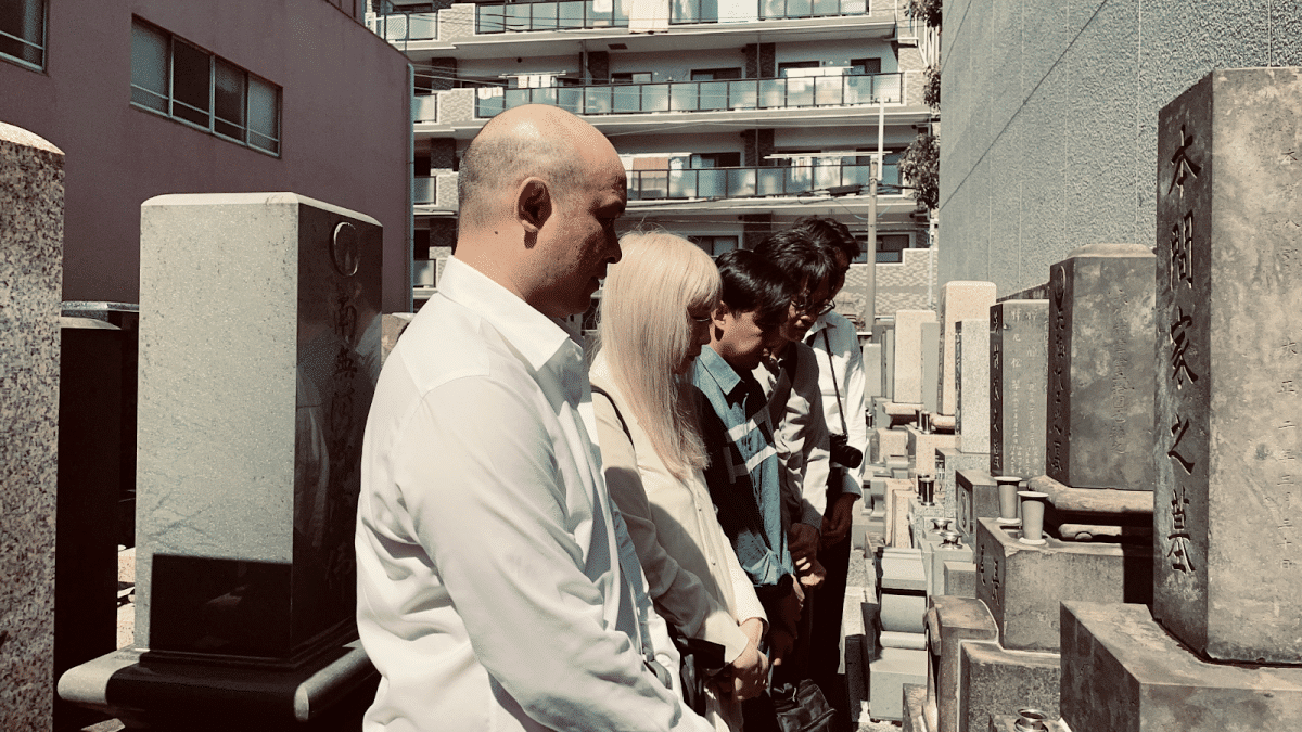 ภาพบันทึกความทรงจำของทีมงาน SiamQuant ในการเยียมคาราวะหลุมศพของ ฮอมมะ มุเนฮิสะ เทพเจ้าแห่งการเก็งกำไร ผู้คิดค้นกราฟแท่งเทียน Candle Stick Chart